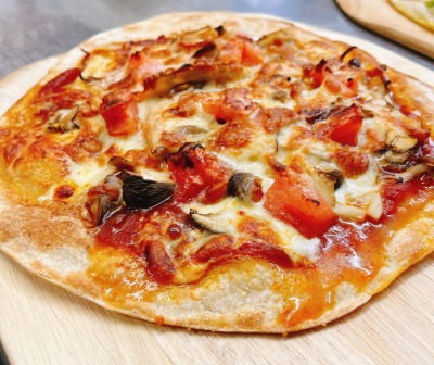 きのことトマトのシンプルなピザ